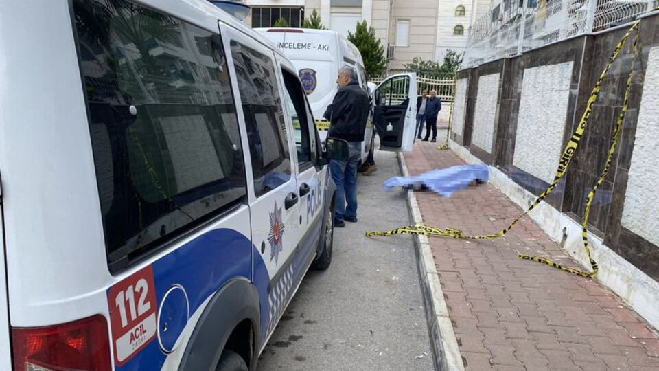 Kaldırımda cansız beden bulundu