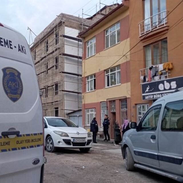 Anne ile kızını soba ayırdı