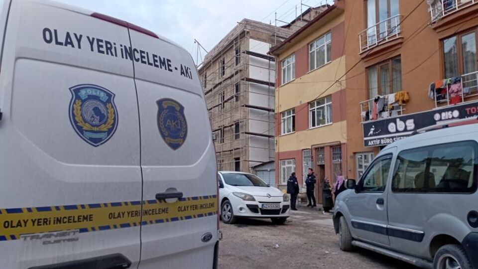 Anne ile kızını soba ayırdı