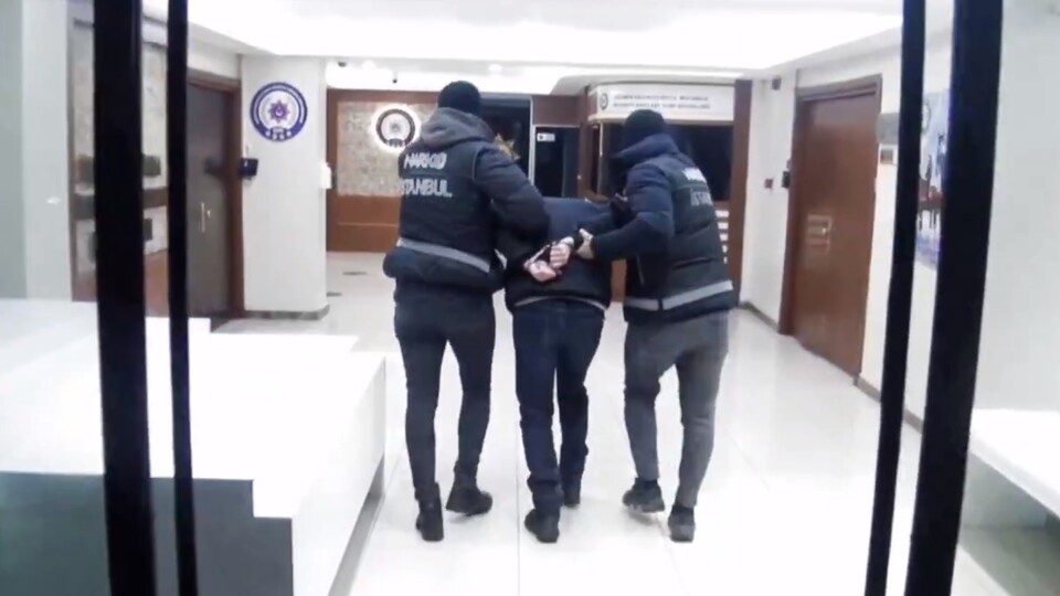 Kırmızı bültenle aranan kaçak yakaladı!