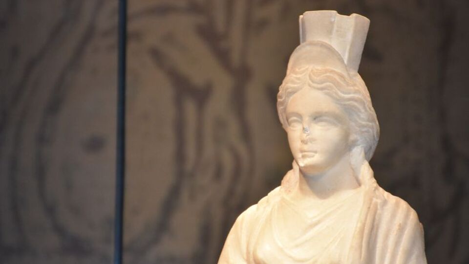 Özel bölmede cam fanusta sergileniyor