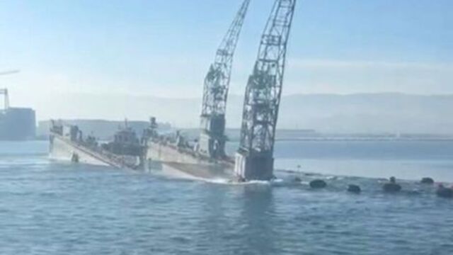 Yüzer havuz battı: 24 personel kurtarıldı