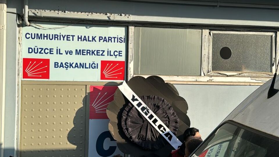 CHP'li vekile siyah çelenkli protesto