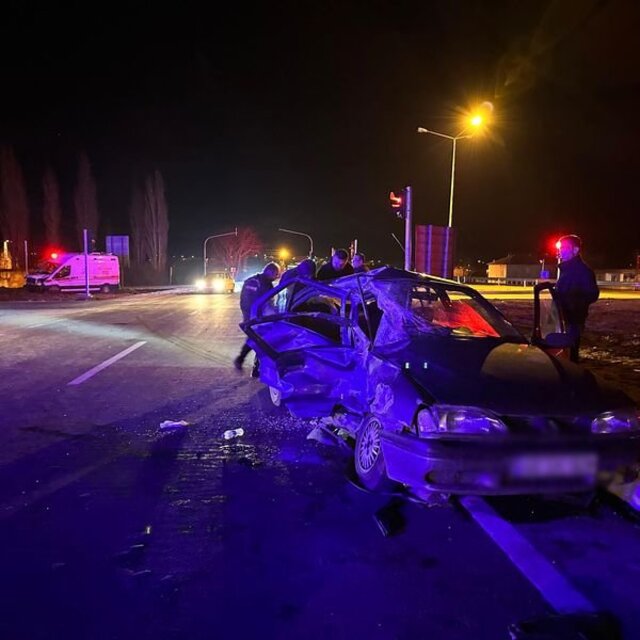 Ambulans ile otomobil çarpıştı: Yaralılar var