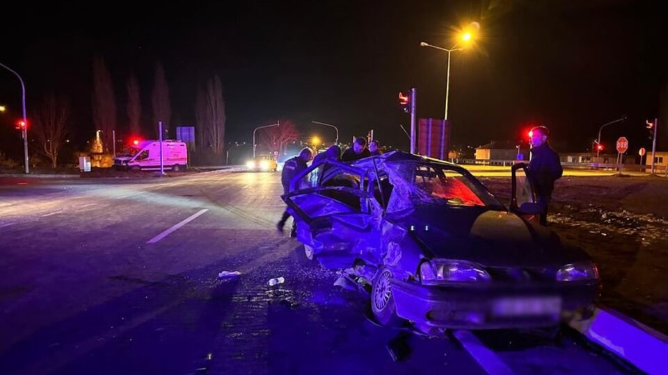 Ambulans ile otomobil çarpıştı: Yaralılar var