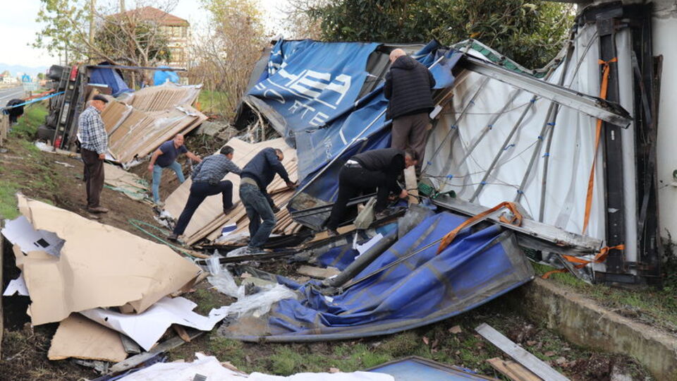 Sunta yüklü TIR sulama kanalına devrildi