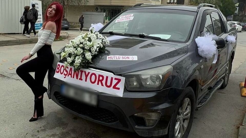 Düğüne gider gibi boşanmaya gitti!