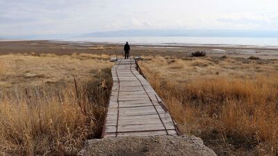 İki fotoğraf karesi! Van Gölü'ndeki çekilmeyi gözler önünde
