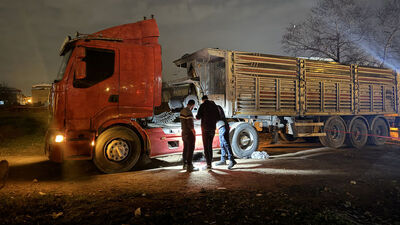 Önüne düştüğü TIR'ın altında kaldı!