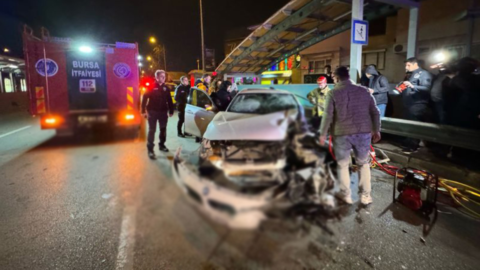 Kaza yapan otomobilde sıkışan sürücü kurtarıldı