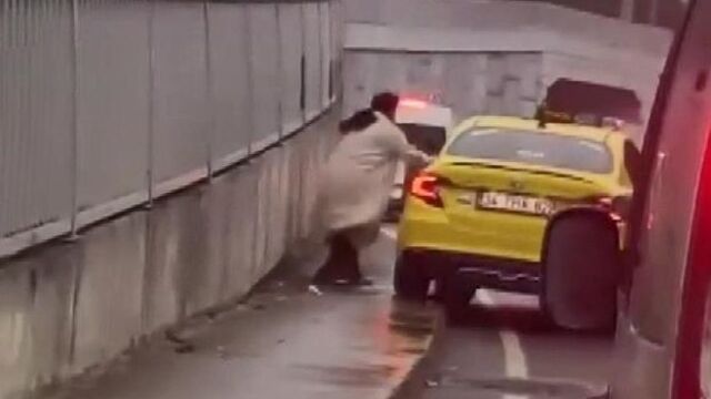 Kaldırımda taksi!