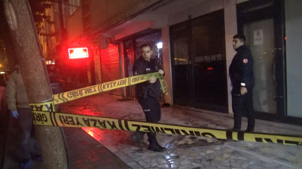 Anne ve babasını bıçakladı! Oğlunu öldürdü!