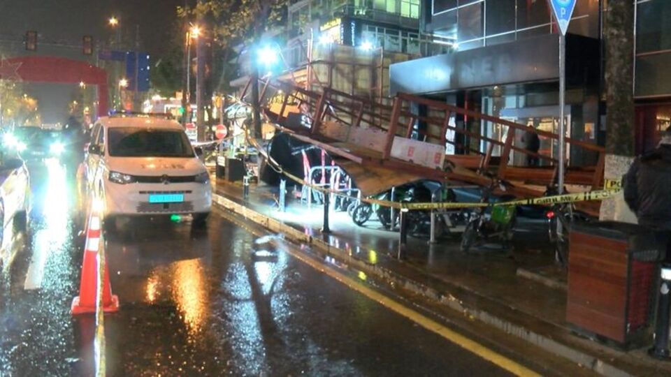 Rüzgar inşaat panelini devirdi