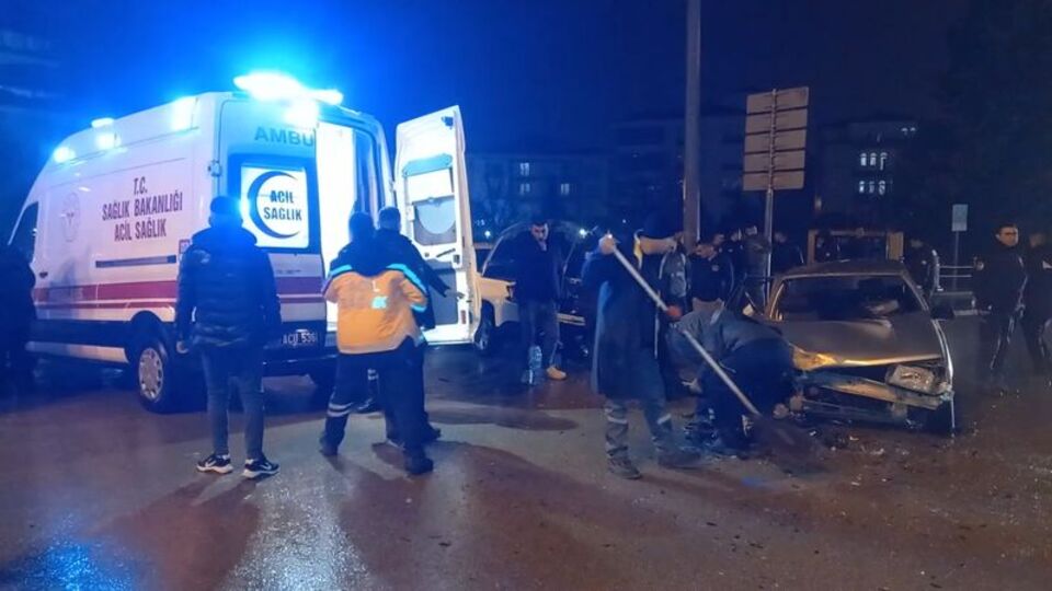 Kırıkkale'de iki otomobil çarpıştı: 9 yaralı