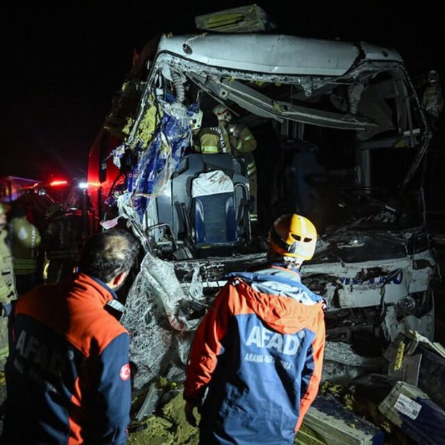 Yolcu otobüsü ile TIR çarpıştı: 1 ölü, 31 yaralı