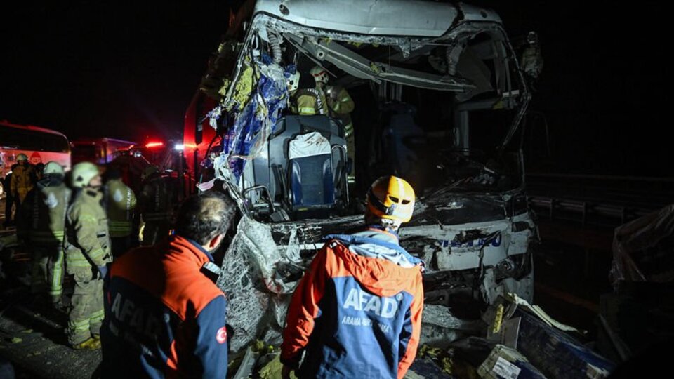 Yolcu otobüsü ile TIR çarpıştı: 1 ölü, 31 yaralı