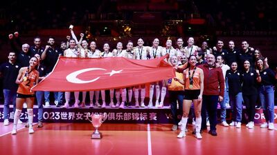 Şampiyon Eczacıbaşı kupayla döndü!