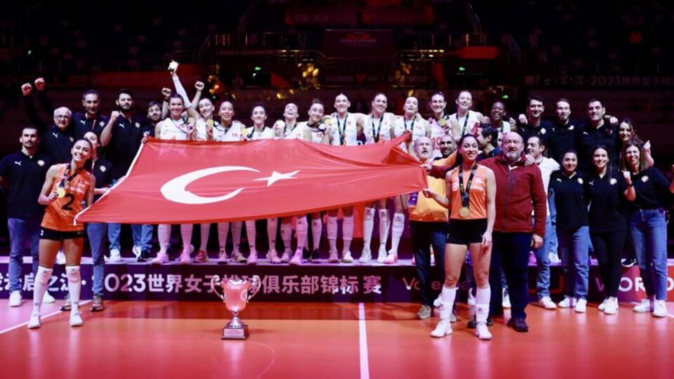 Şampiyon Eczacıbaşı kupayla döndü!