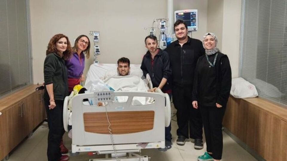 Felçli hastayı yeniden ayağa kaldırdılar