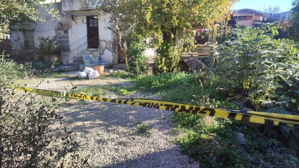 Arkadaşlarıyla otururken başından vuruldu