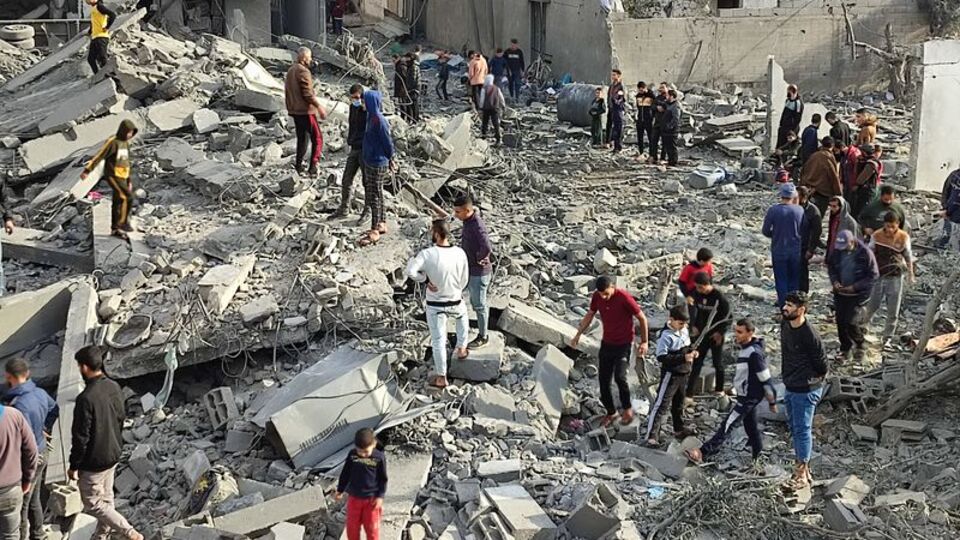 İsrail ordusu yerleşim bölgesine saldırdı