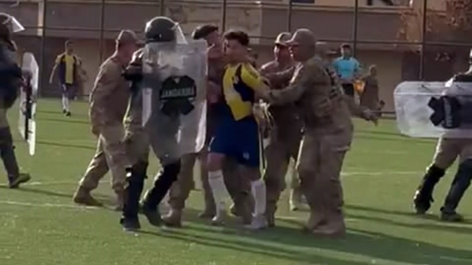 Hakem ve rakip takım oyuncularına saldırı!