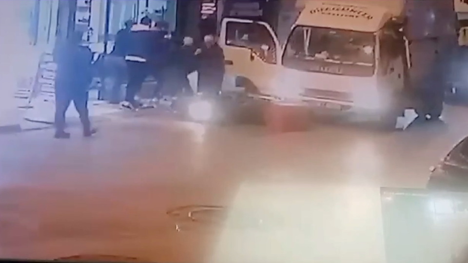 Trafik magandaları motokuryeye saldırdı!