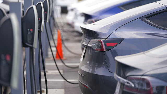 Elektrikli otomobiller 2024'te vites yükseltecek