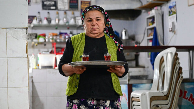 Kocasından devraldığı köy kahvesini 17 yıldır işletiyor