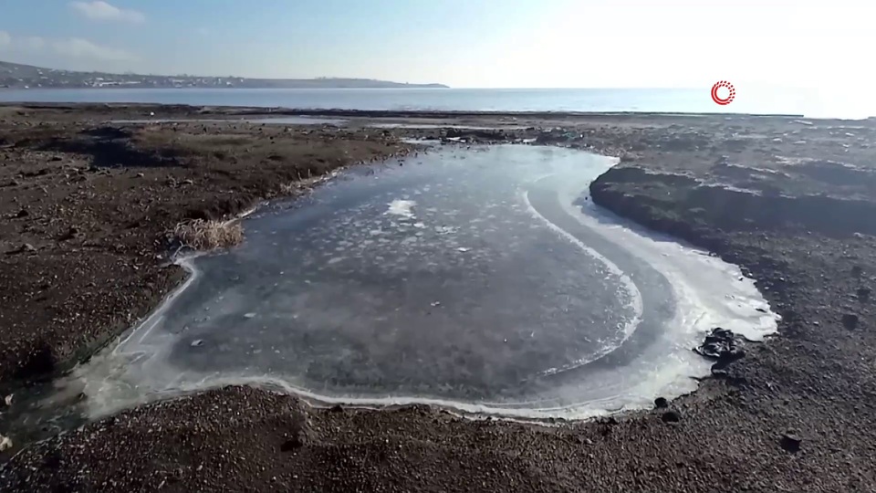 Van Gölü kıyıları dondu!