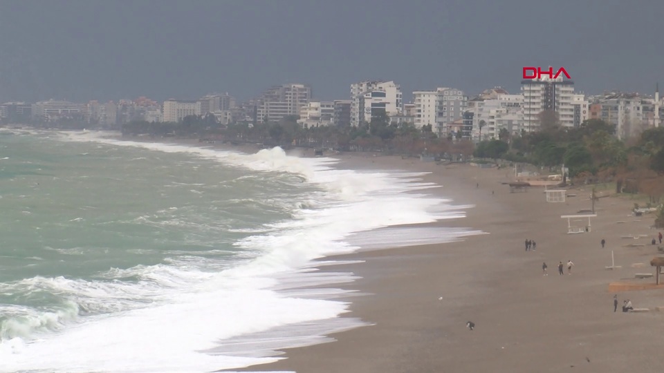 Şiddetli fırtına Antalya'yı esir aldı!