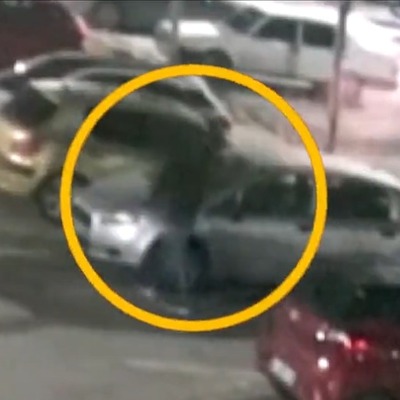  35 aracın camını kırdı