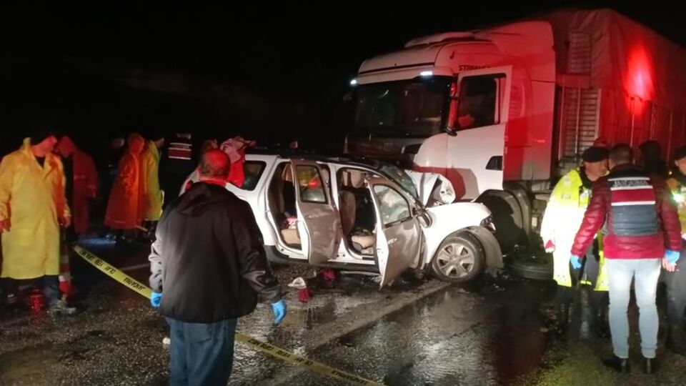TIR'la çarpışan otomobildeki 3 kişi öldü