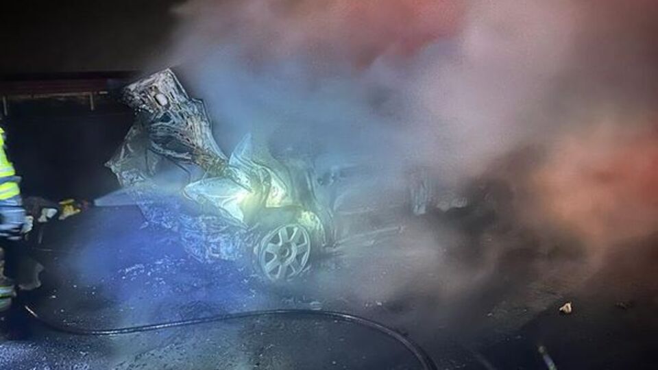 Çarpışan 2 otomobilden 1'i yandı: 3'ü çocuk 7 yaralı