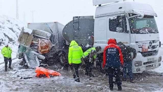 Karlı yolda "hatalı sollama": 1 ölü