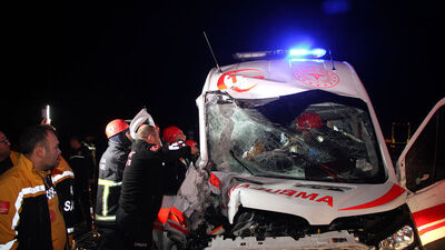 Ambulans ile kamyon çarpıştı: 1 ölü, 4 yaralı