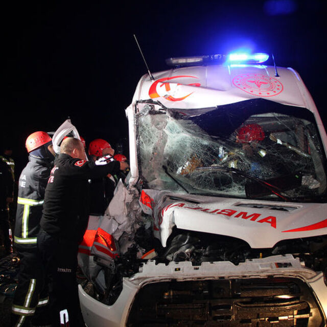 Ambulans ile kamyon çarpıştı: 1 ölü, 4 yaralı