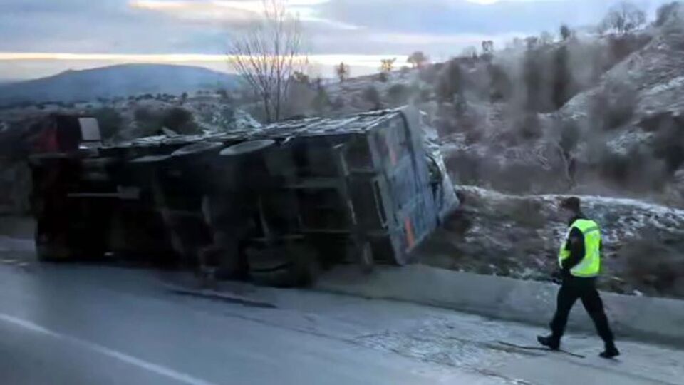 Buzda 6 araç devrildi! 3 yaralı