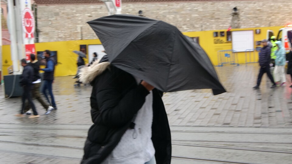 Flaş uyarılar! Şiddetli rüzgar ve yağışa dikkat