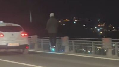 Köprüde scooterla yolculuk şoke etti!