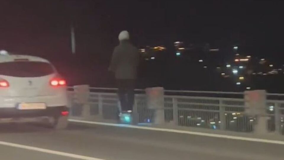 Köprüde scooterla yolculuk şoke etti!