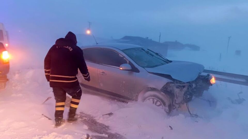 Üç araç birbirine girdi: 17 yaralı