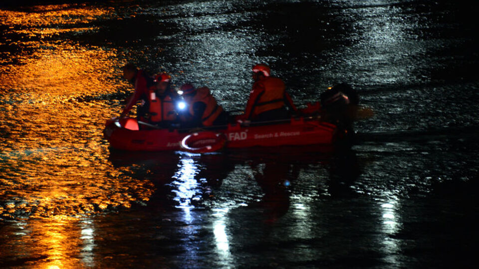 Yürek yakan olay! 3 çocuk nehre düştü