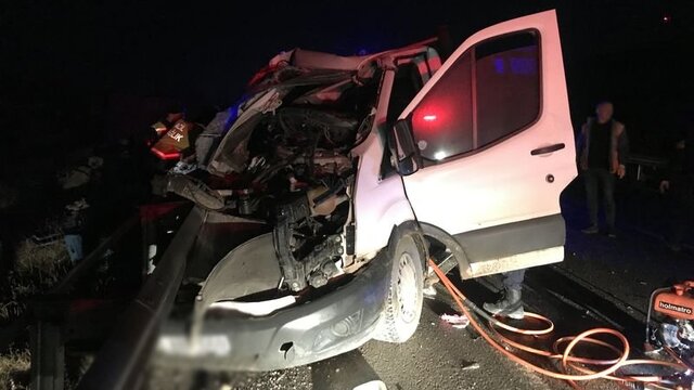 Kamyon ile kamyonet çarpıştı: 1 ölü
