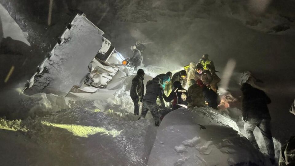 İş makinesi uçuruma yuvarlandı: 1 ölü, 3 kayıp