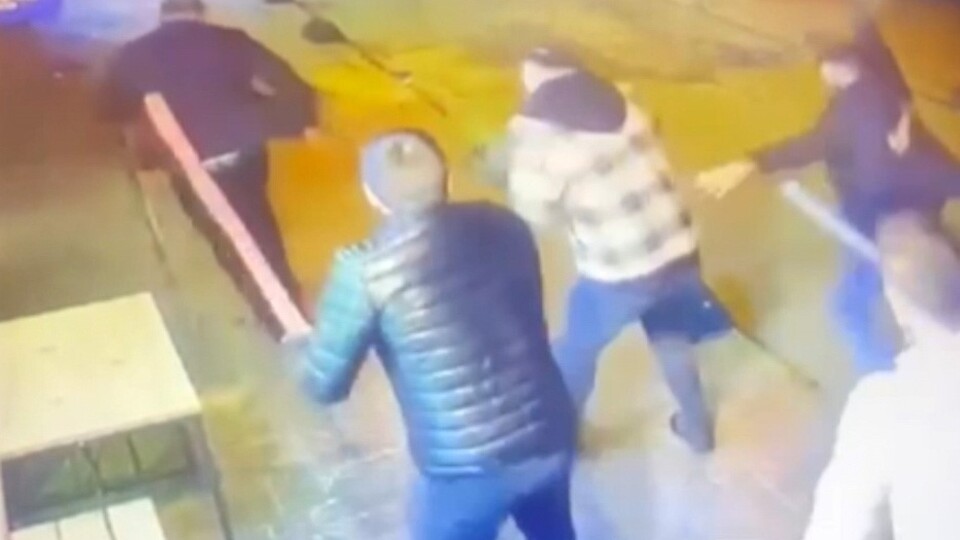 'Fazla hesap çetesi'nin turistlere saldırısı kamerada!