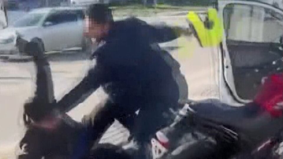 Kaza sonrası motosikletliye kaskla darp!