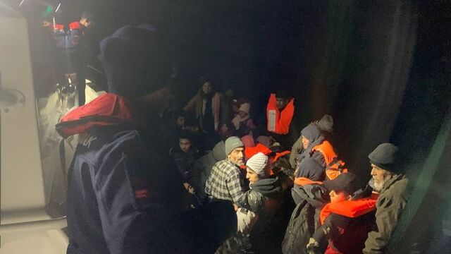 İzmir'de 55 düzensiz göçmen yakalandı