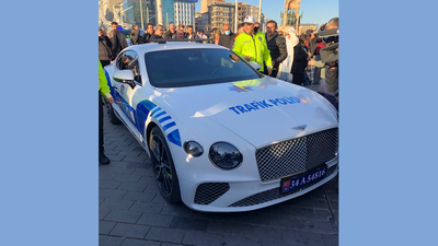 Emniyet'e verilen Bentley'e Taksim'de yoğun ilgi