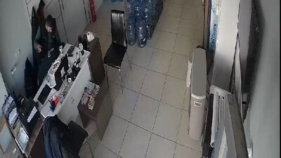 Arkadaşını 'heimlich manevrası' ile kurtardı